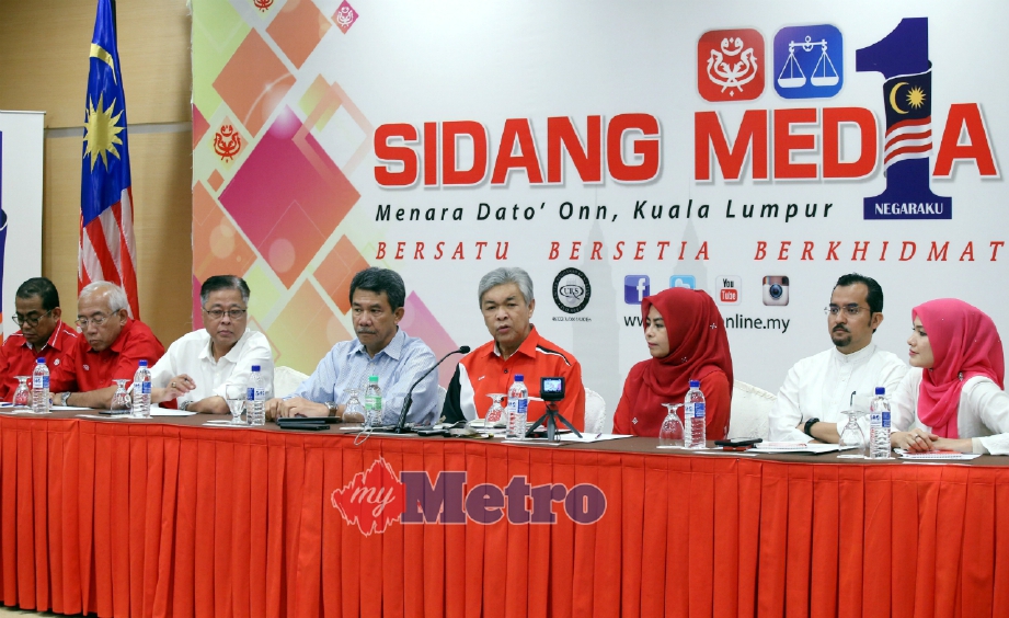 AHMAD Zahid (lima dari kiri) pada sidang media selepas mempengerusikan Mesyuarat Pertama Majlis Tertinggi UMNO sesi 2018/2021 di Menara Dato' Onn, Kuala Lumpur, hari ini. FOTO Mohd Yusni Ariffin.