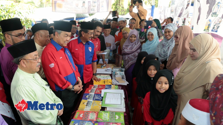 Ahmad Zahid diiringi Ketua Menteri Sabah, Datuk Seri Musa Aman, melawat pameran. FOTO Edmund Samunting