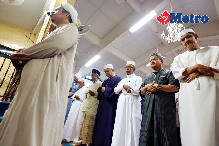 Ahmad Zahid Hamidi (empat dari kanan) bersama jemaah menunaikan solat Tarawih di Masjid Al-Qahhar, Permatang Damar Laut, Pulau Pinang. FOTO Mikail Ong              