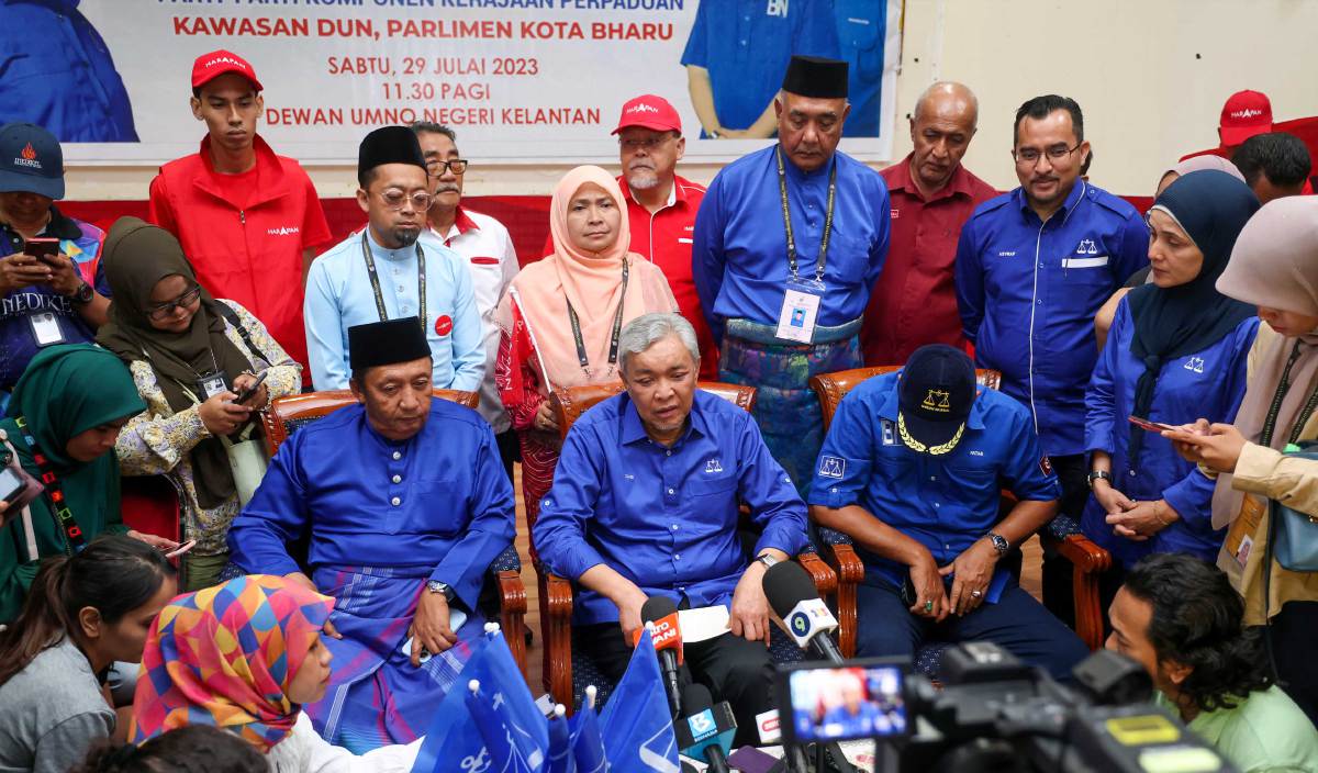 AHMAD Zahid (tengah) pada sidang media selepas merasmikan Pelancaran Jentera Pilihan Raya Parti Komponen Kerajaan Perpaduan di Pejabat UMNO Kelantan. FOTO BERNAMA