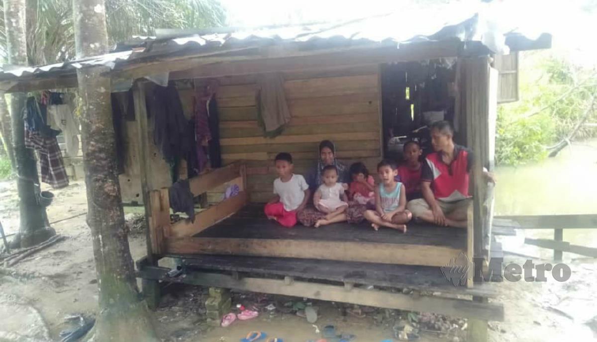ZAID (kanan) bersama keluarganya tinggal di rumah usang di Kampung Jelaping, Gua Musang. FOTO RAMLI IBRAHIM