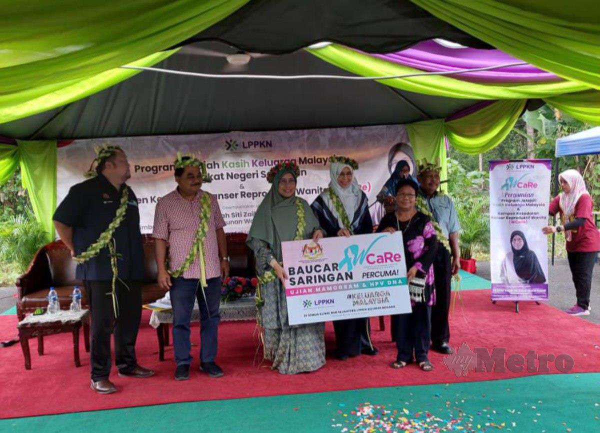Siti Zailah (tengah) menyampaikan baucar saringan percuma kepada penduduk Kampung Orang Asli Langkap pada Jelajah Kasih Keluarga Malaysia (JKKM) dan Kempen Kesedaran Kanser Reproduktif Wanita (WCaRe) di Kampung Orang Asli Langkap, petang semalam. Foto Mohd Amin Jalil