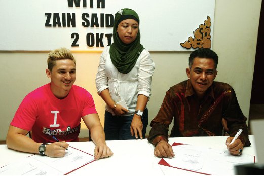 ZAIN bersama Syeikh Ahmad Shazali ketika menandatangani kontrak dengan Hot Perfumes.