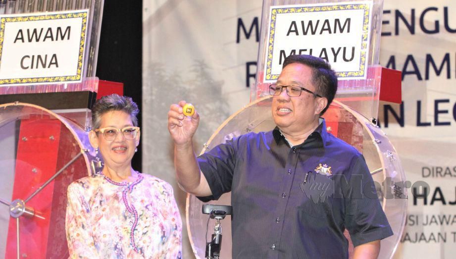 AYUB bersama Timbalan Setiausaha Kerajaan Johor (Pemantauan Projek dan Kesejahteraan Rakyat) Tunku Zahrah Tunku Osman membuat pengundian secara langsung melalui Facebook. FOTO Zain Ahmed