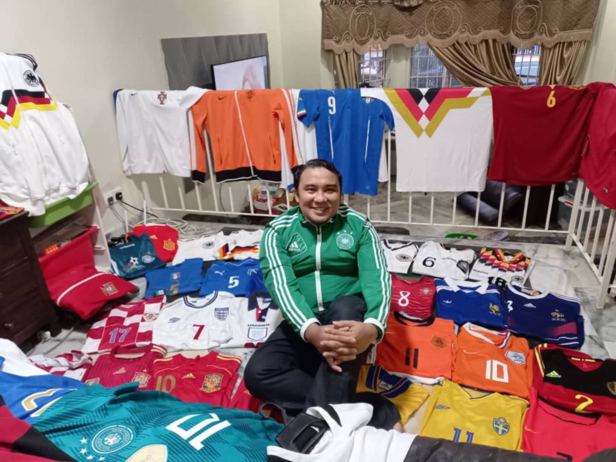 Zainal bersama koleksi jersi pelbagai negara yang dimiliki.