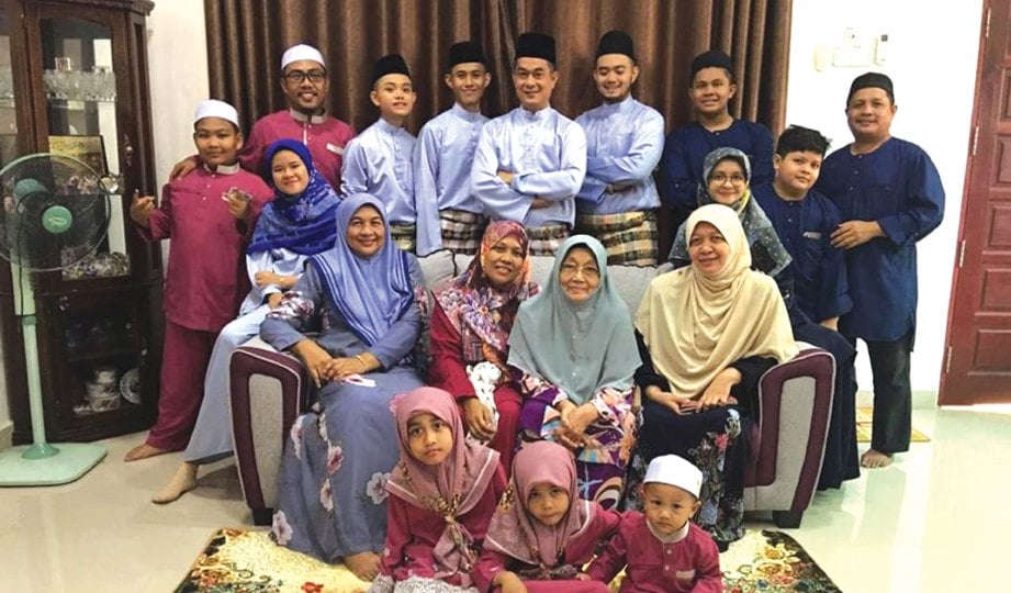 WAN  Zain (berdiri tengah) bersama keluarga pada sambutan Aidilfiri lalu.