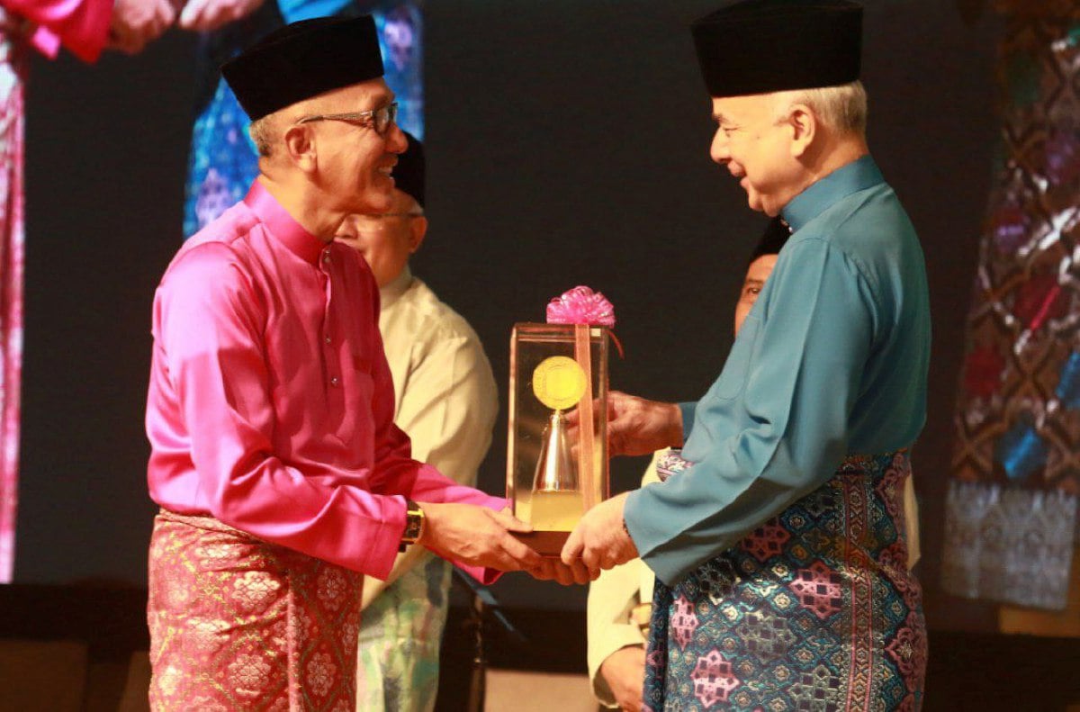 SULTAN Nazrin Muizzuddin Shah berkenaan menyampaikan Anugerah Zaid Bin Thabit kepada Ahmad Zaini pada Majlis Sambutan Maulidur Rasul Peringkat Negeri Perak. FOTO L Manimaran.