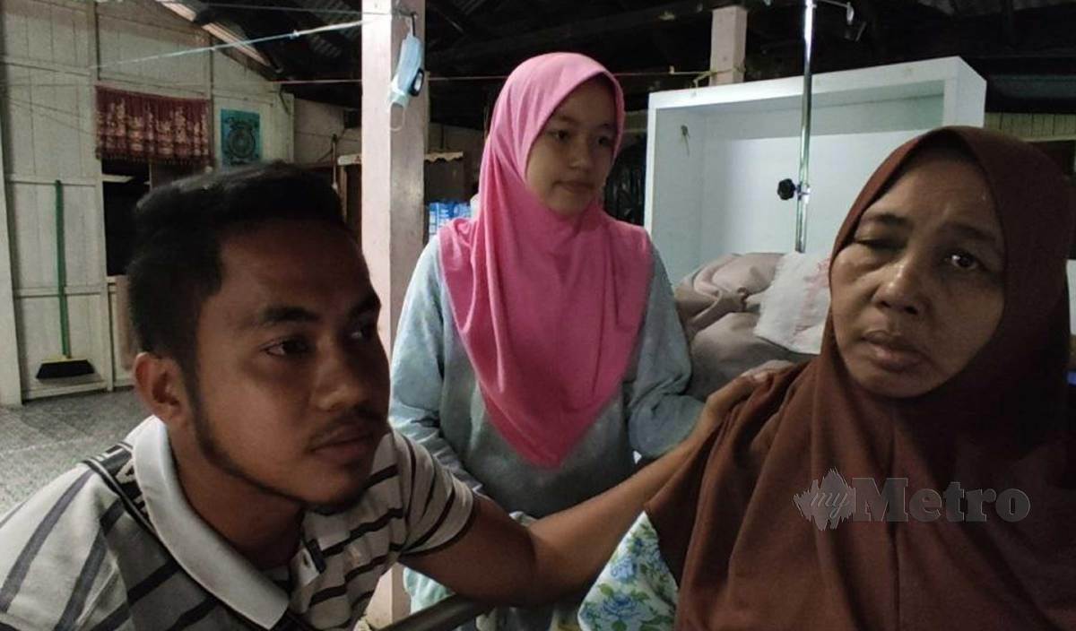 SITI Nurliyana Syuhada bersama abangnya melayani ibu mereka, Zaini yang terlantar akibat kanser otak di rumah datuknya di Kampung Beladau Kepong. FOTO Zaid Salim