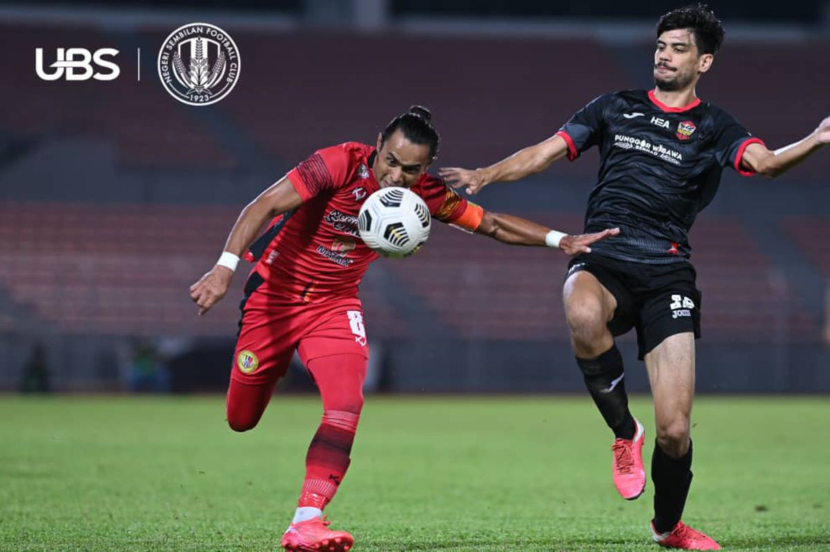 Zaquan Adha (kiri) mengawal bola sambil diasak pemain Sarawak United dalam aksi Liga Perdana di Cheras. FOTO Ihsan NSFC.