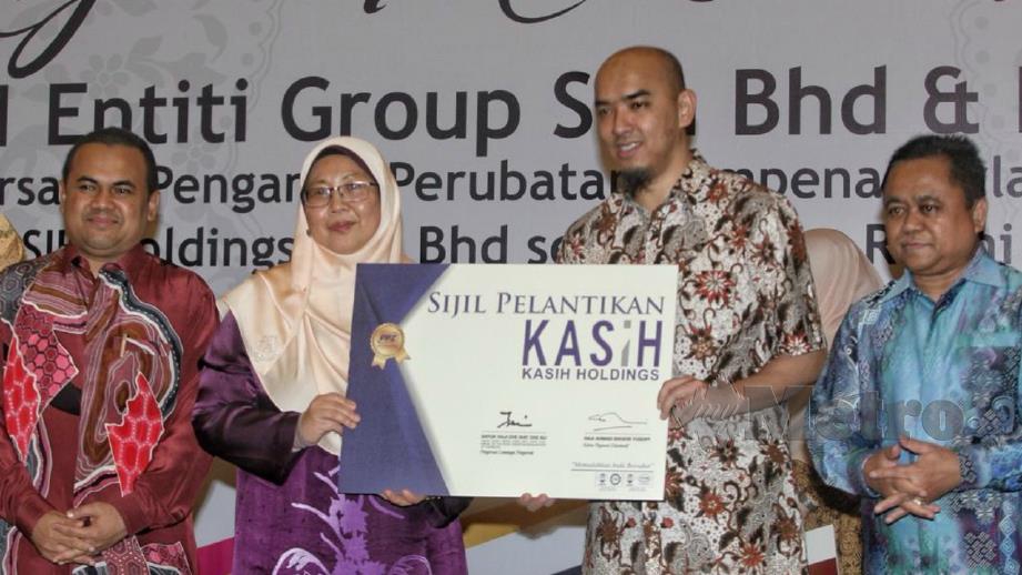 Fuziah (dua kiri) menyerahkan sijil lantikan KASIH Holdings Sdn Bhd sebagai ejen rasmi PPZ-MAIWP kepada Pengarah Eksekutif KASIH Entiti Group Sdn Bhd, Dr Mohd Zaqrul Razmal Mohd Podzi. FOTO Zulfadhli Zulkifli