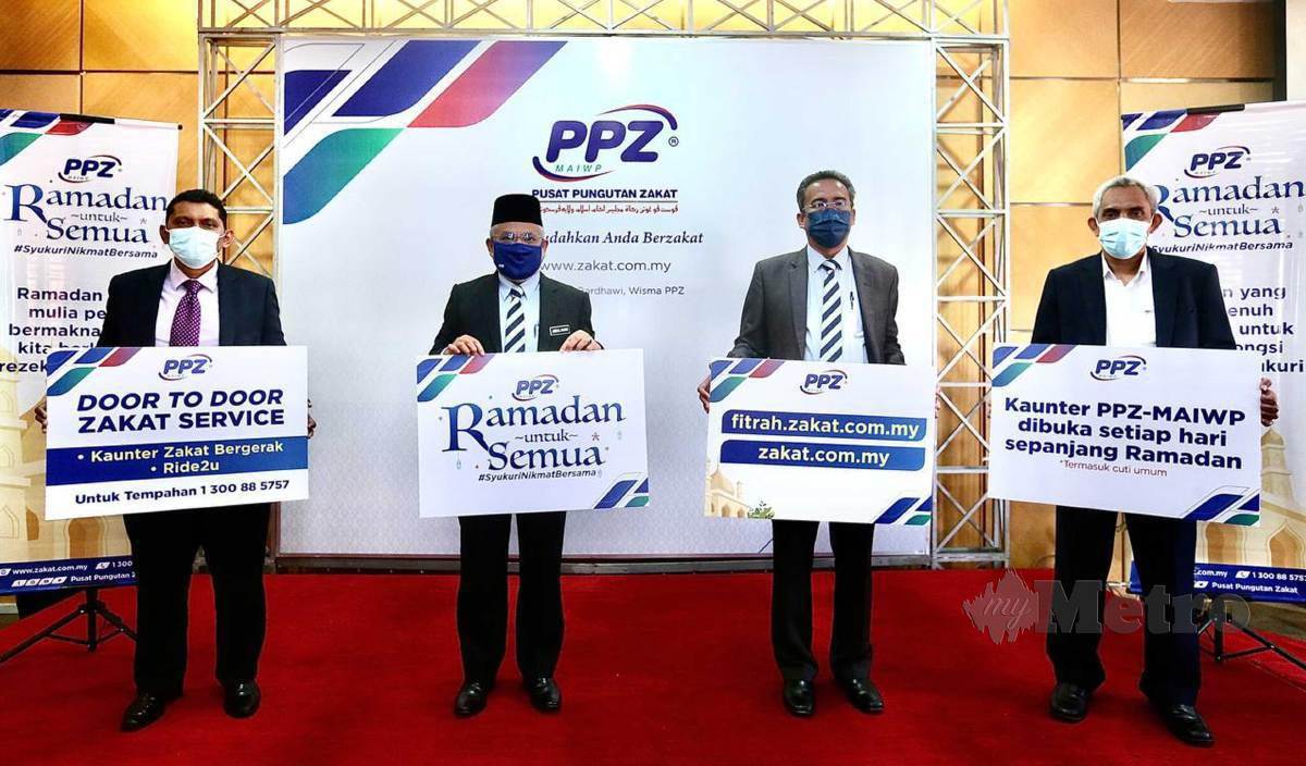 ABDUL Hakim (dua dari kiri) bersama Timbalan Ketua Pegawai Eksekutif Operasi PPZ-MAIWP, Mohammed Hassan, (dua dari kanan), Pengurus Besar Teknologi Maklumat PPZ-MAIWP, Norman Yahya, (kiri) dan Ketua Pegawai Kewangan PPZ-MAIWP, Azhan Ismail, (kanan) memperkenalkan Kempen Ramadan Untuk Semua #SyukuriNikmatBersama pada Bulan Ramadan 1442H selepas sidang media di Wisma PPZ, Taman Shamelin Perkasa, Kuala Lumpur. FOTO Azhar Ramli
