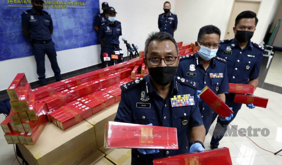 ABDUL Halim (tengah) menunjukkan rokok yang dirampas selepas menumpaskan cubaan penyeludupan rokok ketika sidang media di Stor Penguatkuasaan Jabatan Kastam Diraja Malahysia (JKDM) Pulau Pinang. FOTO Danial Saad
