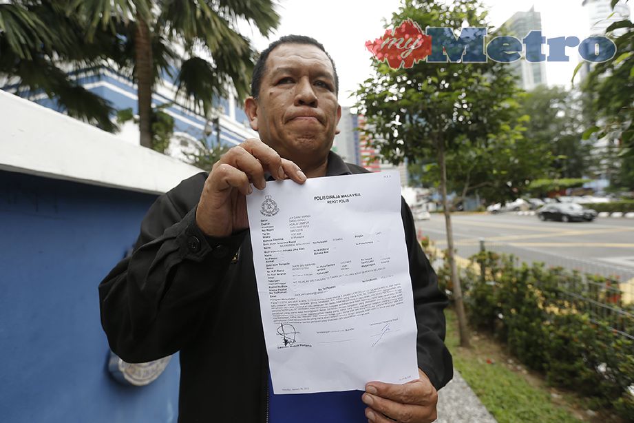 ZAKRI menunjukkan salinan laporan polis yang dibuat olehnya terhadap Ahli Jawatan Kuasa PBPN di Ibu Pejabat Polis Dang Wangi. Foto file