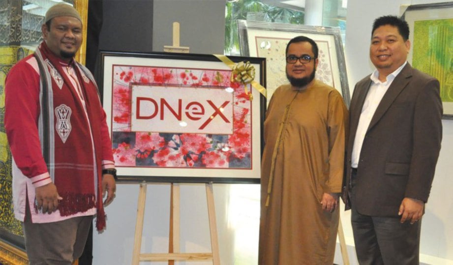 ABDUL Halim (kiri) bersama Penasihat Global Halal Exchange Datuk Roslan Ramli dan Pengarah Pemasarannya Datuk Mohd Nasaruddin Ahmad (kanan) di RR Gallery, baru-baru ini.