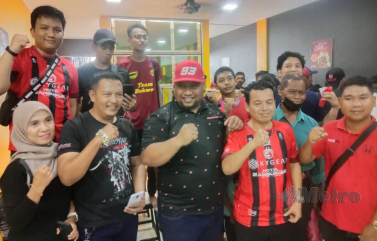 NORIZAM  (tengah) bersama penyokong Kelantan FC ketika sesi perjumpaan di Kota Bharu.  FOTO Nor Amalina Alias
