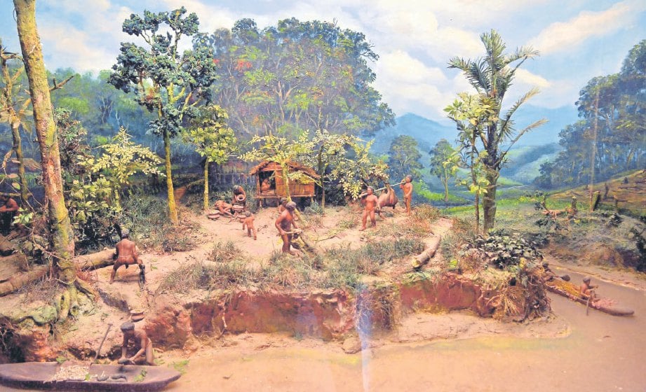 DIORAMA kehidupan masyarakat Zaman Neolitik (Zaman Batu Baru) di tapak Neolitik Kampung Jenderam Hilir, Dengkil.