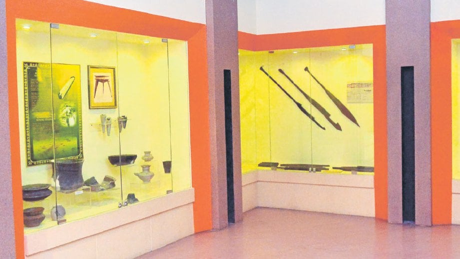 SEMBILAN artifak Zaman Neolitik Kampung Jenderam Hilir yang dipamerkan di Muzium Sultan Alam Shah, Shah Alam.