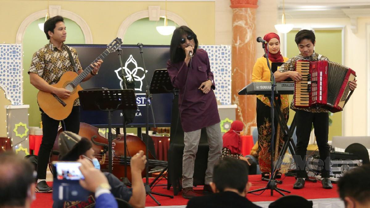 ZAMANI membuat persembahan diiringi The Sibling's Band ketika pada sidang media Ihya' Nurani Kasih Ramadan di LaCrista Hotel, Melaka, semalam. FOTO SYAFEEQ AHMAD