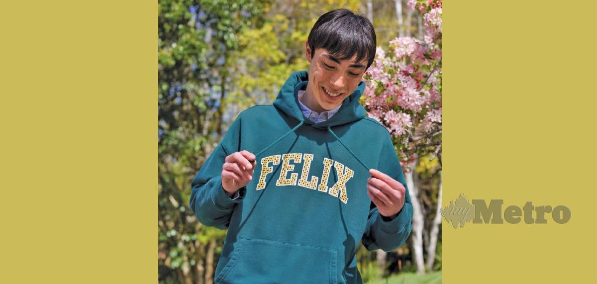 REKAAN baju hoodie menampil grafik Felix gaya varsiti. 