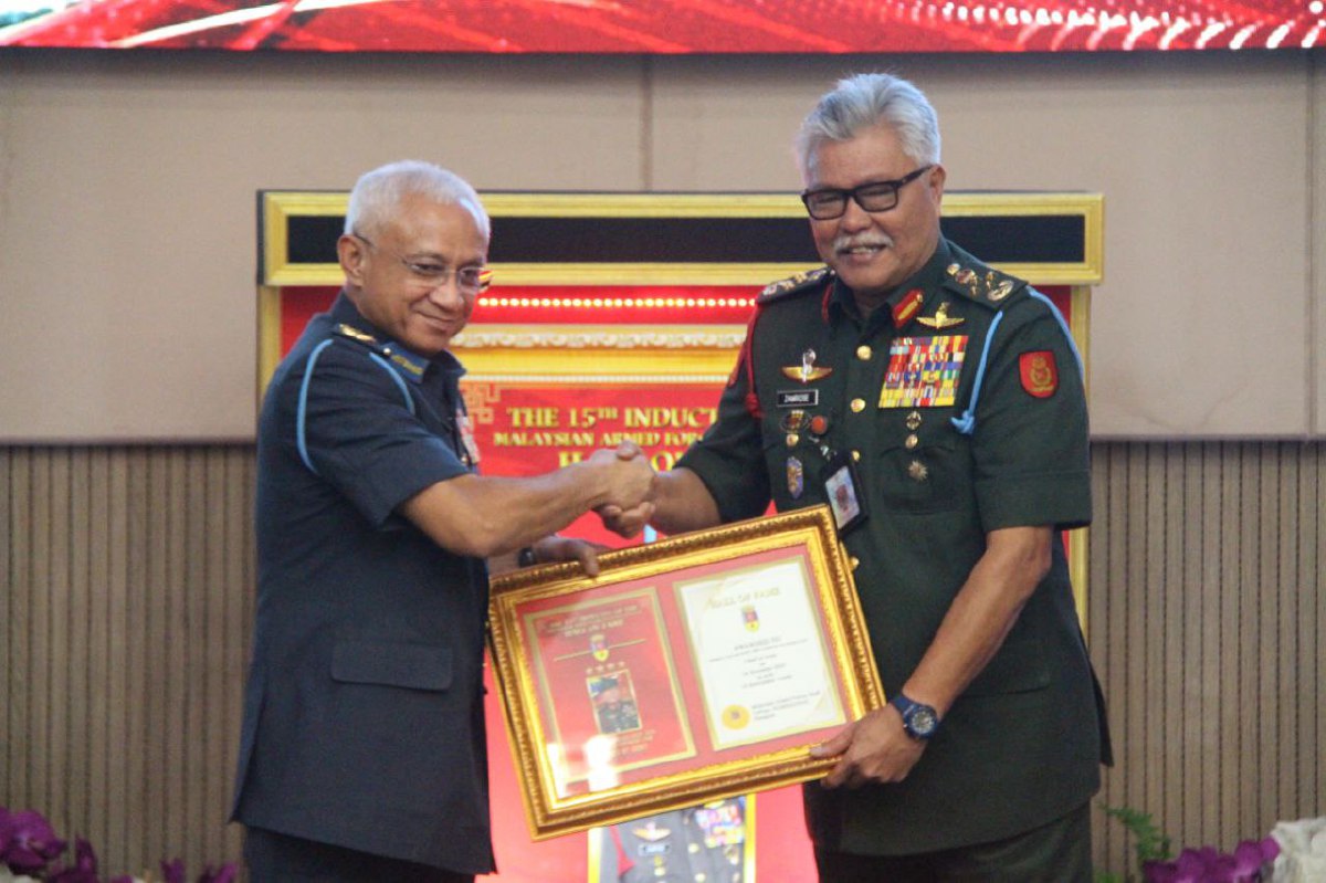Affendi Buang menyempurnakan Majlis Pemasyhuran Hall of Fame Maktab Turus Angkatan Tentera (MTAT) kepada Zamrose  di Pusat Pengajian Pertahanan Nasional, Putrajaya hari ini.