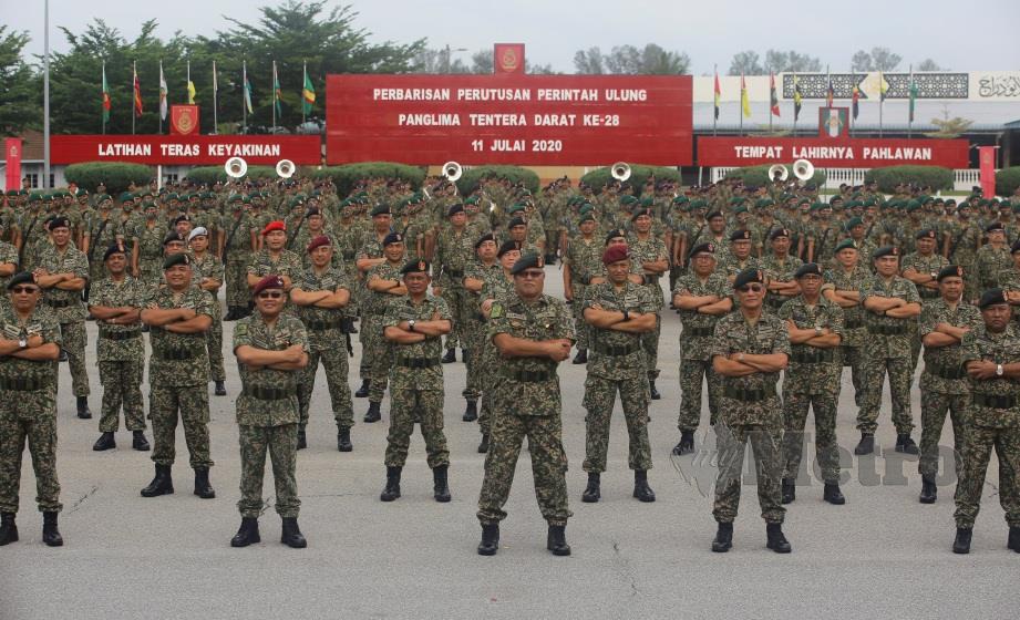 ZAMROSE (tengah) bergambar bersama pegawai dan anggota pada Perbarisan Perintah Ulung Panglima Tentera Darat Ke-28 di PUSASDA. FOTO Azrul Edham Mohd Aminuddin