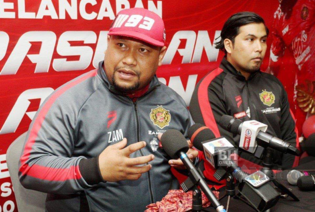 Pemilik skuad TRW Kelantan FC, Norizam Tukiman (kiri)  pada sidang media selepas merasmikan majlis pelancaran jersi pasukan baru-baru ini. FOTO File NSTP