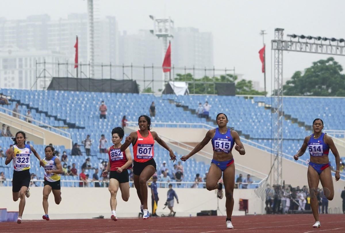 ZAIDATUL (kiri) menamatkan acara 200m di tempat kelima. FOTO Reuters