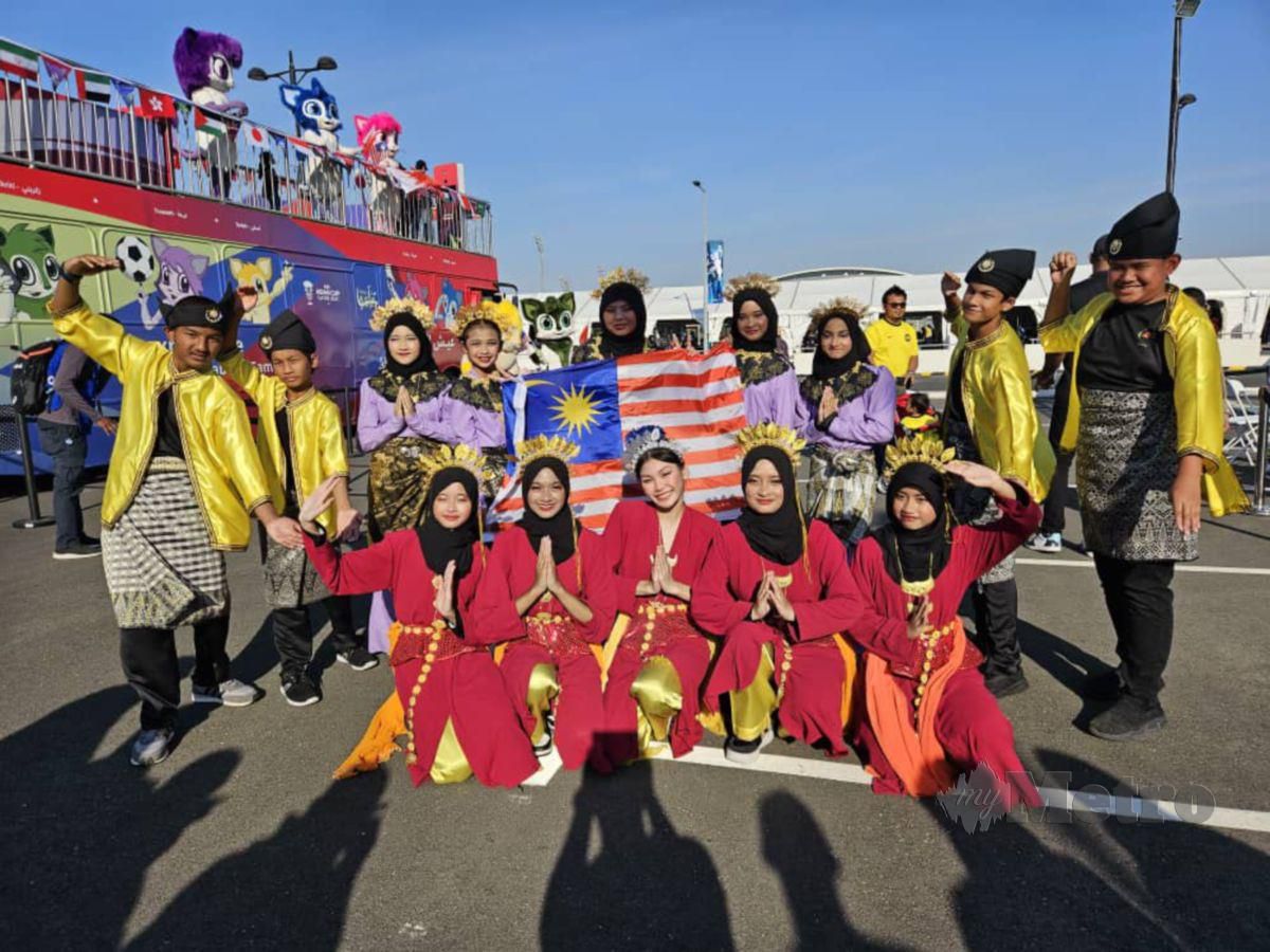 ANAK-anak Malaysia yang menyertai KKAK bagi membuat persembahan tarian tradisional di Stadium Jassim Bin Hamad. FOTO FIRDAUS HASHIM