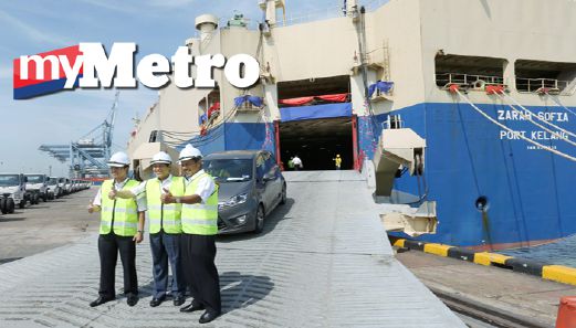 Syed Mohamad  (tengah)  Mohamed Razeek dan Mohd Shukrie (kiri) meninjau Kapal Pengangkut Kenderaan, MV Zarah Sofia selepas pelancarannya di North Port, hari ini. FOTO Rosdan Wahid