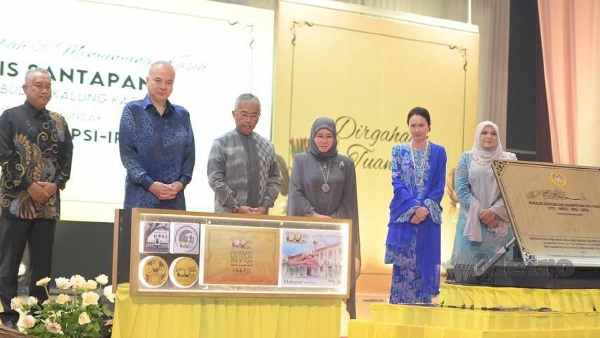 AL- Sultan Abdullah dan Tunku Azizah Aminah berkenaan melancarkan setem komemoratif 100 tahun UPSI dan syiling edisi khas di Kampus Sultan Azlan Shah (KSAS), Proton City. FOTO Rosman Shamsudin.