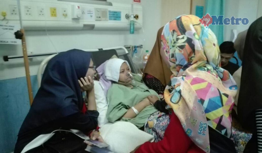 NURZAFIRAH diziarah saudara-mara ketika dirawat di Hospital Sultanah Aminah Johor Bahru. FOTO NSTP