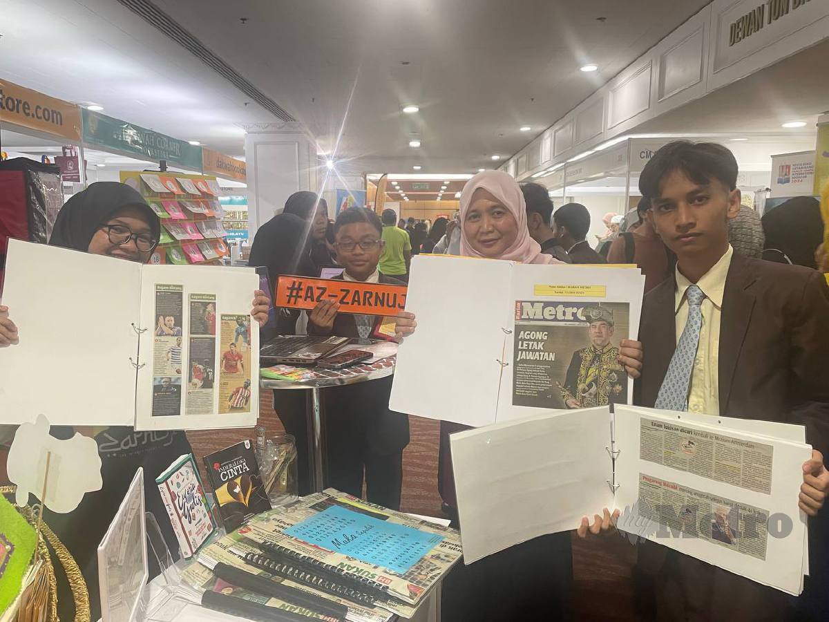 NURAFIDAH (dua dari kanan) bersama pelajar SMK Putrajaya Presint 9(2) menunjukkan keratan akhbar yang dihasilkan sejak tahun 2017 semasa Pesta Buku Antarabangsa Kuala Lumpur 2024. FOTO Mohammad Khairil Ashraf Mohd Khalid