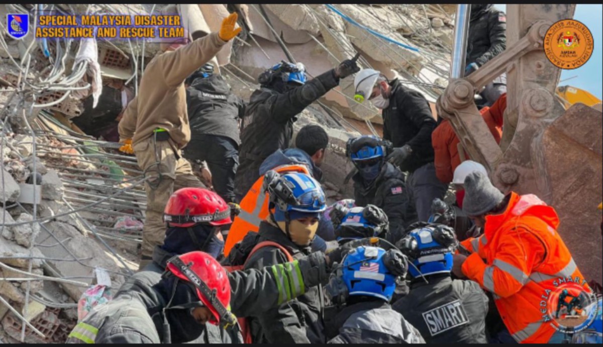 PASUKAN MAS-01 SMART, Nadma meneruskan operasi di worksite bangunan 7 tingkat yang runtuh di Nurdagi, Gaziantep. FOTO Ihsan FB Nadma.