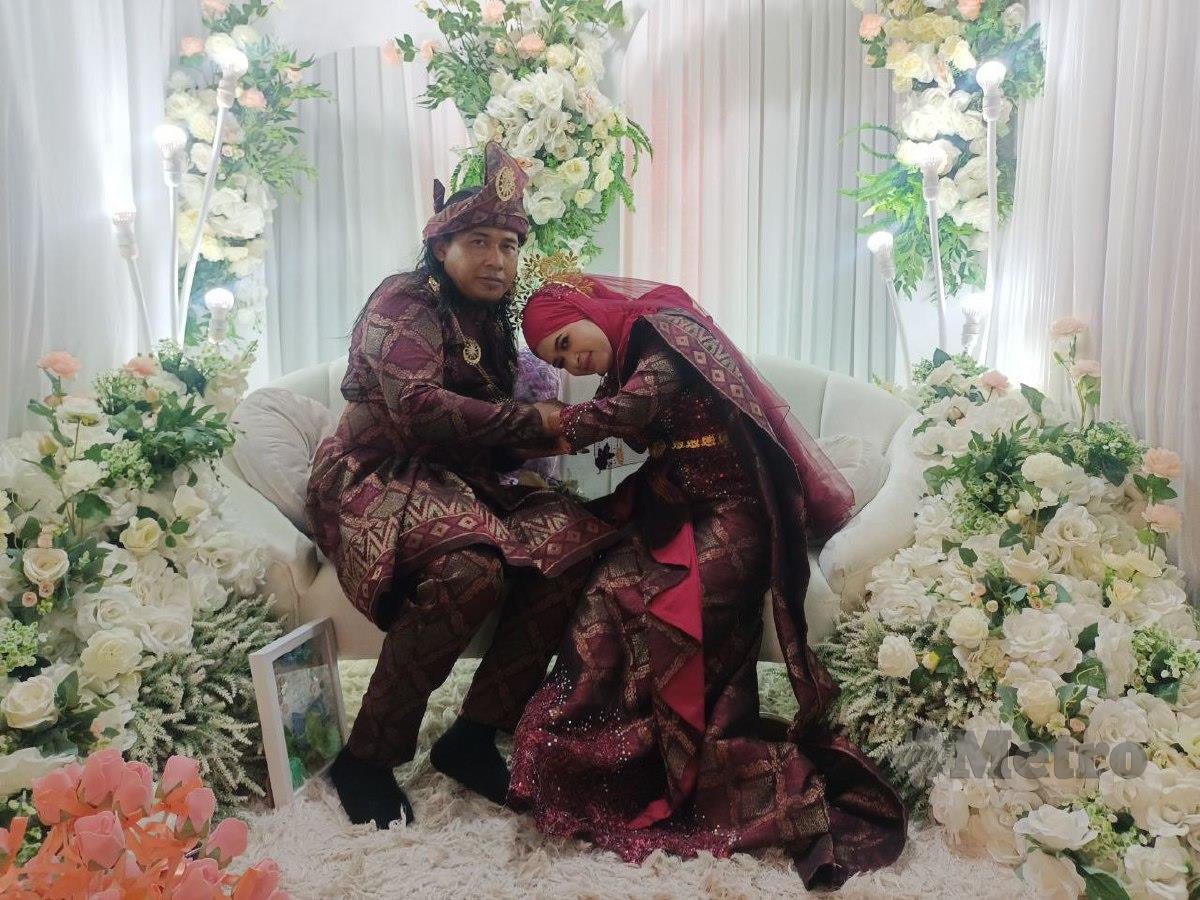 Zauyah bersanding di pelamin bersama suami, Mohd Abdul Rahman ketika perkahwinan mereka di Kampung Ana, semalam. FOTO SITI ROHANA IDRIS