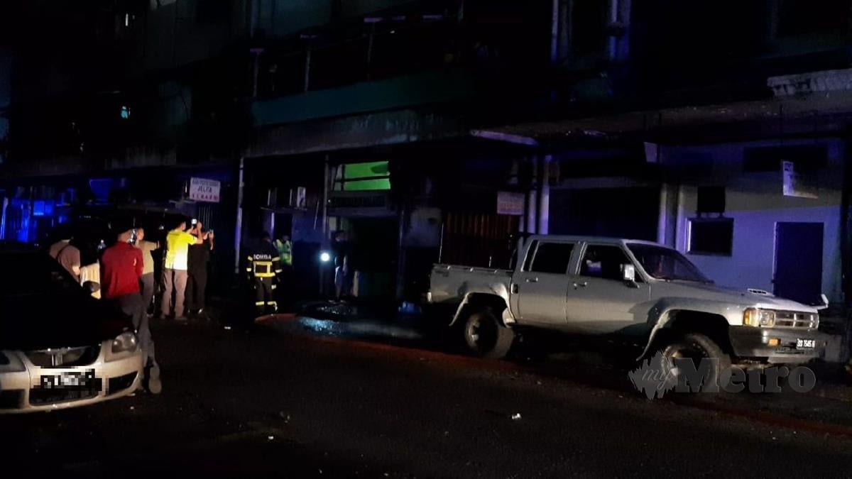 RUMAH yang terbakar di Jalan Dua, Pusat Bandar Sandakan malam tadi. FOTO HAZSYAH ABDUL RAHMAN