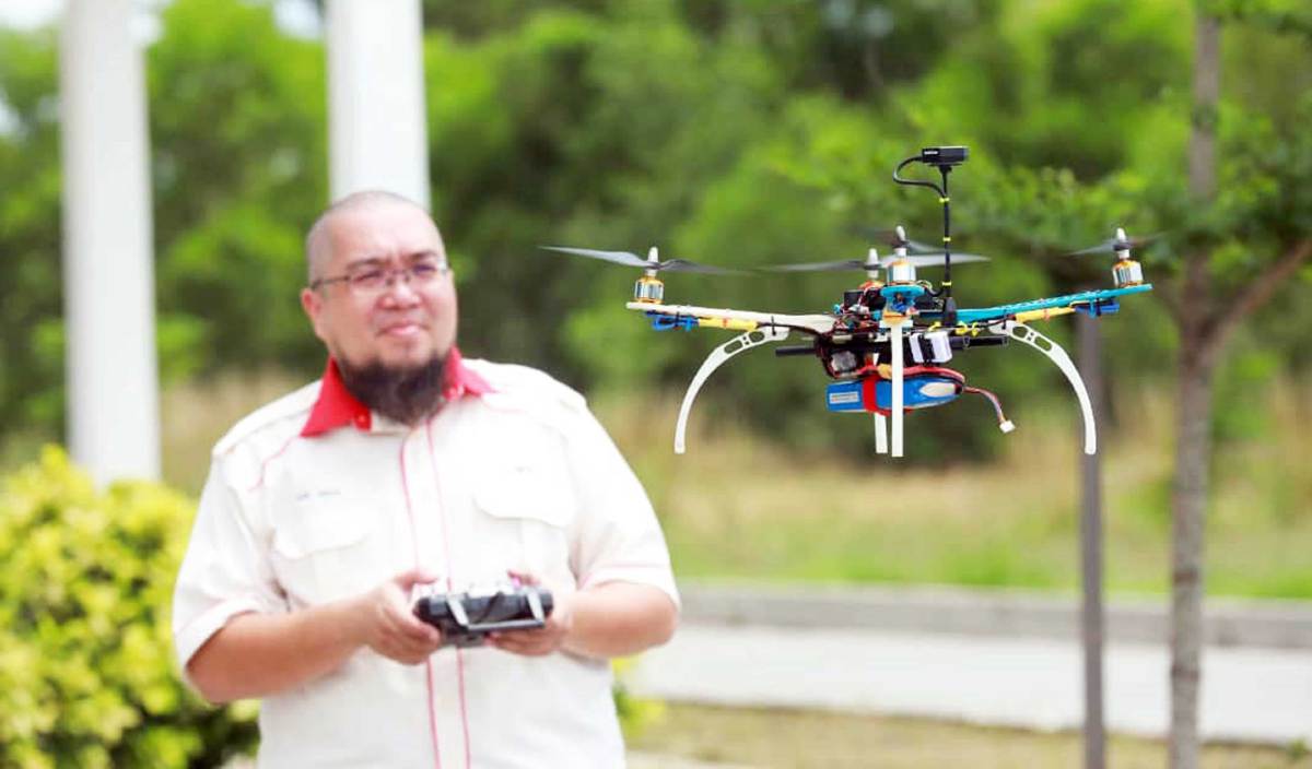 ZEK Aman menerbangkan dron ciptaannya.