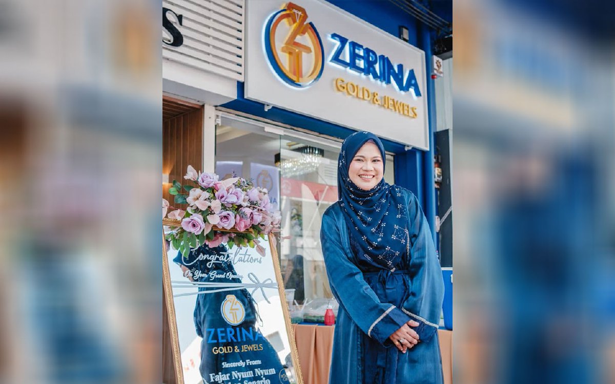 LIANA di hadapan cabang perniagaan baharunya, Zerina Gold & Jewels.