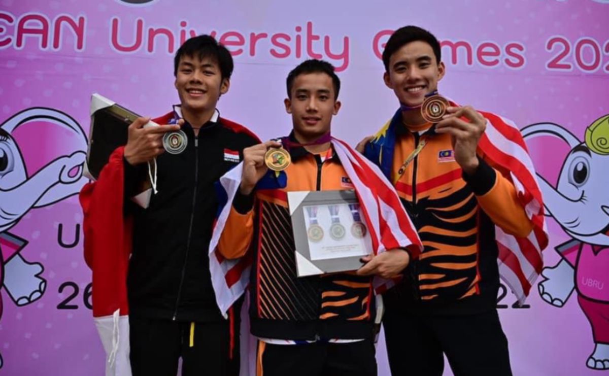ZHENG Yong (tengah) bersama Wilson (kanan) dan Nicholas.  