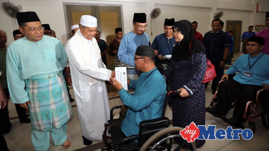 Zahid Hamidi bersama Hishammuddin menyampaikan sumbangan kepada golongan asnaf dan anak yatim di Masjid Sultan Iskandar, Bandar Dato Onn, Johor Bahru . FOTO Zulkarnain Ahmad Tajuddin