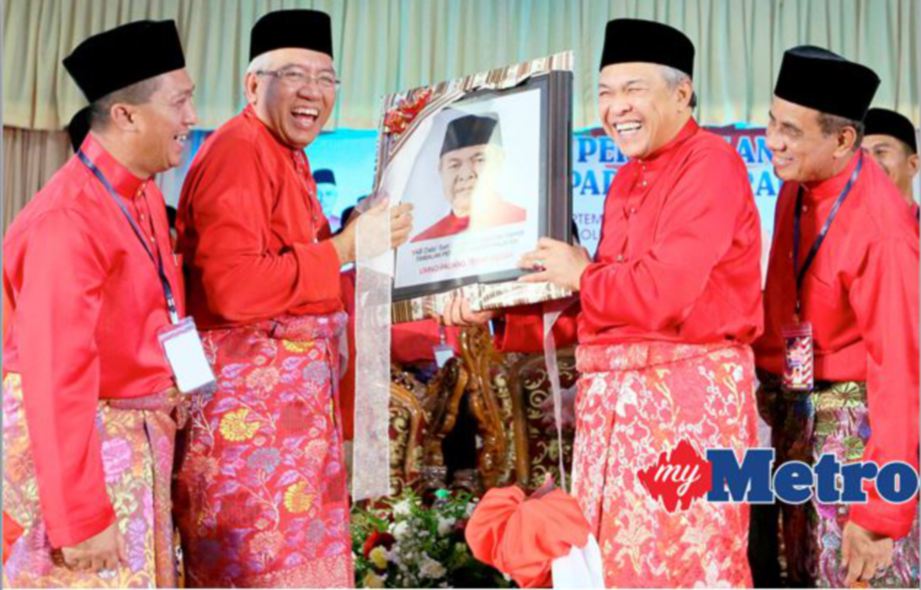Naib Presiden UMNO merangkap Timbalan Perdana Menteri, Datuk Seri Dr Ahmad Zahid Hamidi menerima cenderahati daripada Mahdzir (dua dari kiri) selepas majlis perasmian Mesyuarat Perwakilan UMNO Bahagian Padang Terap di Dewan Badlishah, Kolej MARA. FOTO Amran Hamid