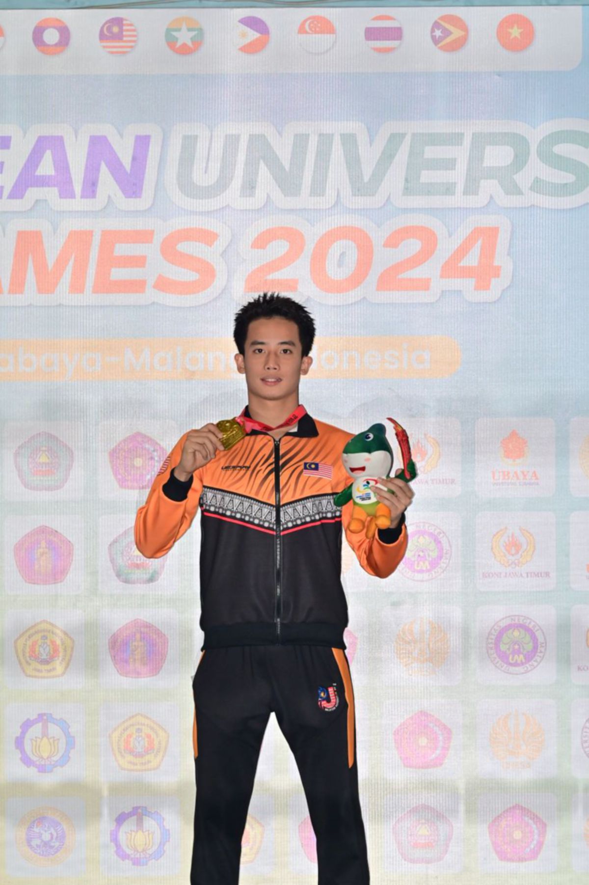 ZHENG Yong memenangi pingat emas kedua. FOTO SUKAN IPT