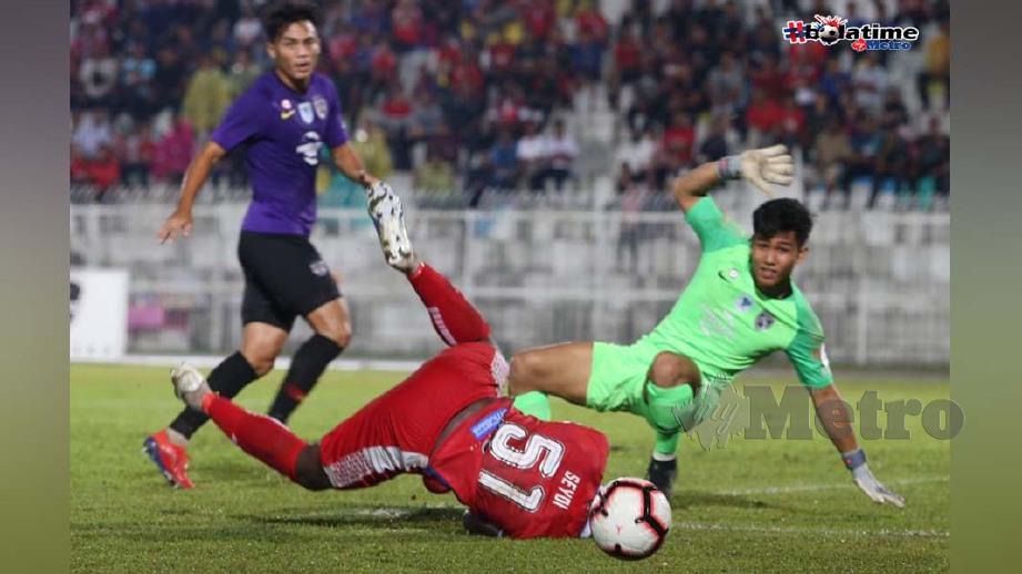 Perebutan bola antara pemain Kelantan dengan pertahanan Johor Darul Takzim (JDT) II pada saingan Kumpulan A Piala Cabaran di Stadium Sultan Muhammad Ke-IV. FOTO NSTP/ZAMAN HURI ISA