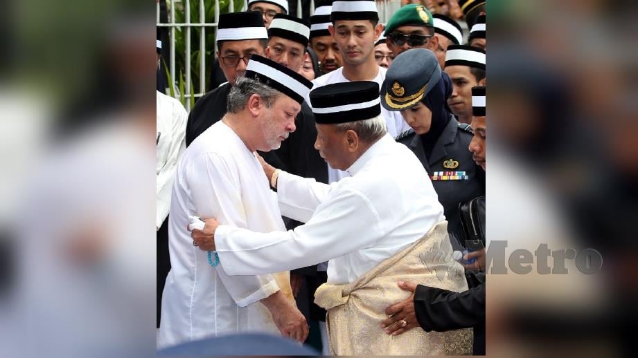 (Gambar fail) Sultan Ahmad Shah (kanan) menenangkan Sultan Johor, Sultan Ibrahim Iskandar selepas upacara pengebumian Almarhum Tunku Abdul Jalil di Makam Diraja Mahmoodiah, Johor Bahru pada 6 Disember 2015. FOTO NSTP