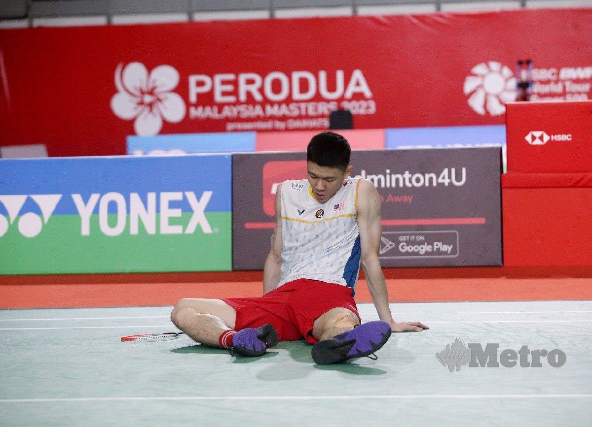 ZII Jia terduduk selepas tewas kepada pemain Taiwan di pusingan kedua Masters Malaysia di Axiata Arena, Bukit Jalil, hari ini. FOTO EIZAIRI SHAMSUDIN