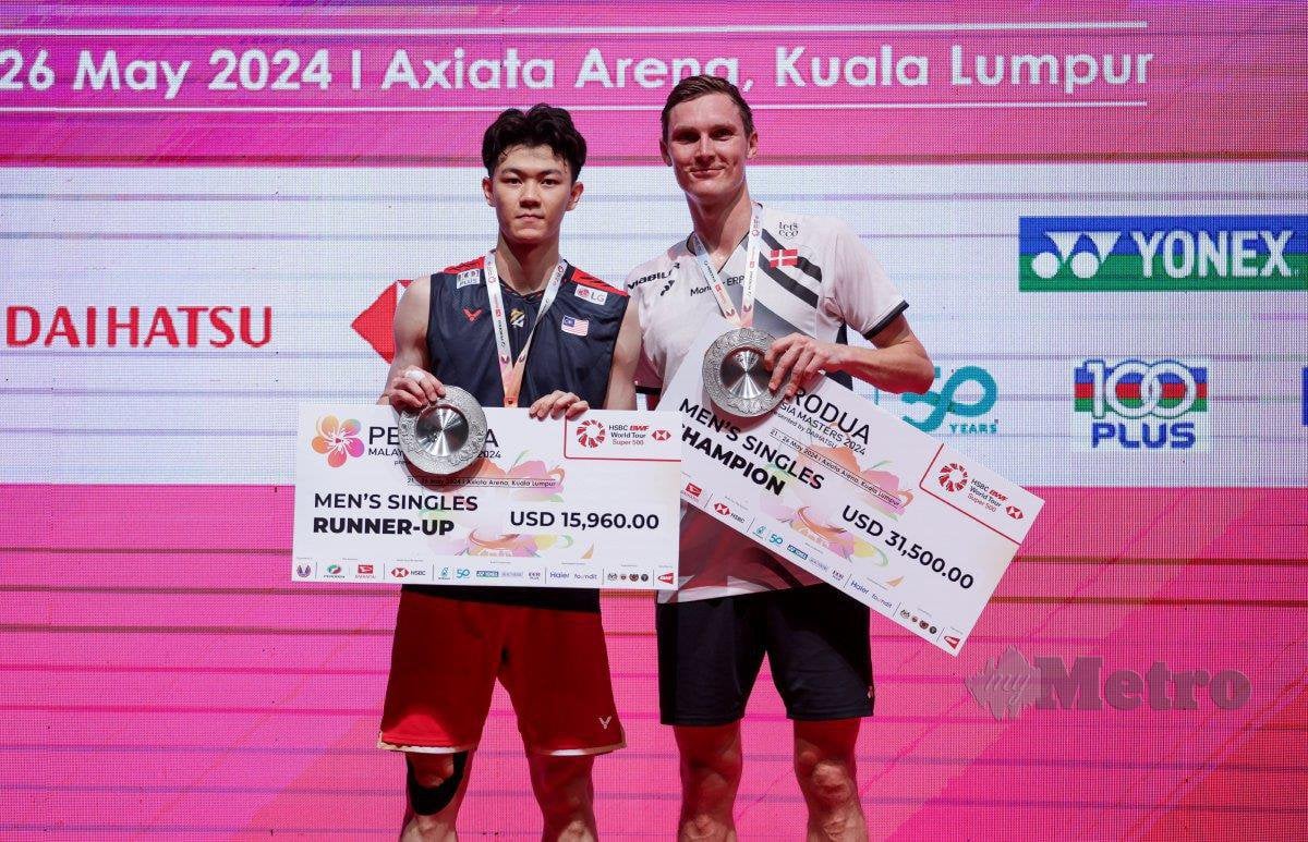 Pemain perseorangan Denmark, Viktor Axelsen dinobat juara selepas mengalahkan pemain perseorangan lelaki negara, Zii Jia pada badminton Masters Malaysia perinkat akhir di Arena Axiata Bukit Jalil. -FOTO Aswadi Alias 