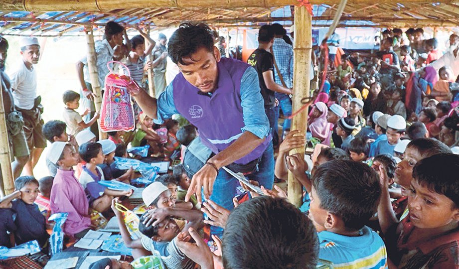 ZIKRI memberikan mainan kepada kanak-kanak di kem pelarian Rohingya Balukhali, Bangladesh.