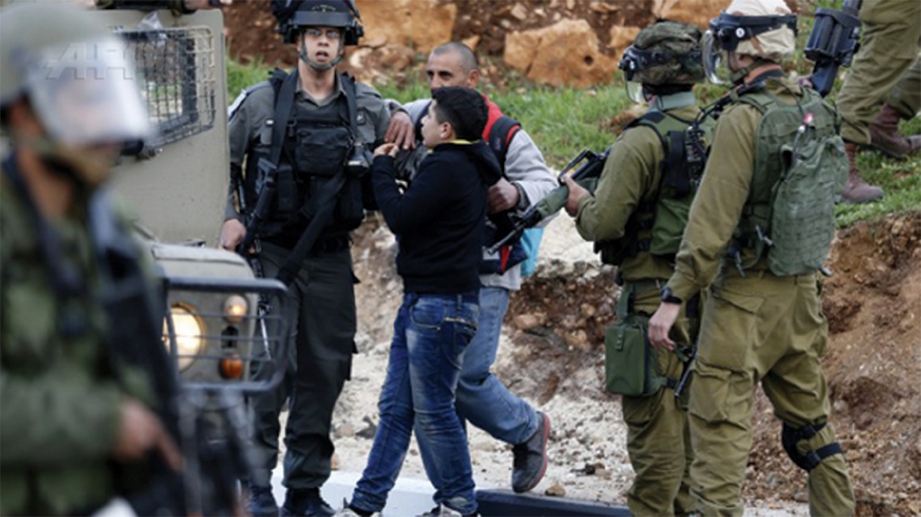 BEBERAPA tentera Israel menahan remaja Palestin ketika pertempuran berhampiran penjara Ofer
