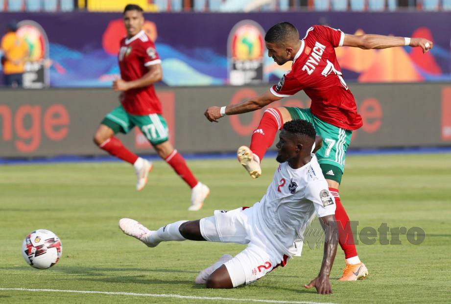 ZIYECH (kanan) melakukan percubaan ke arah gol Namibia sambil cuba dihalang Denzil Haoseb di Stadium Al Salam, Kaherah, awal pagi tadi. — FOTO EPA