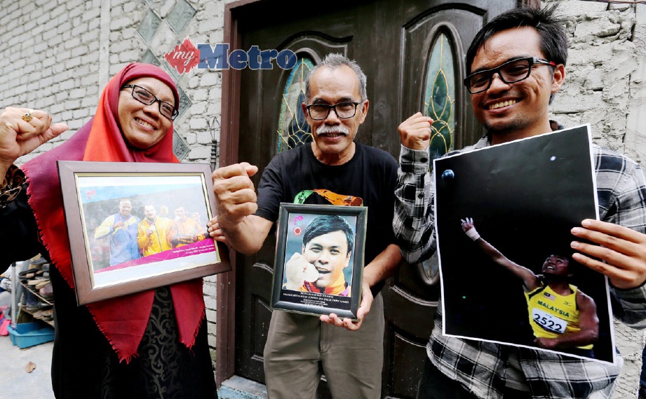 Bapa Muhammad Ziyad, Zolkefli Othman 62, (tengah), ibunya Siti Arfah Abdul Rashid 53, dan adiknya Zolfaeq Mohammad, 21. - Foto ABDULLAH YUSOF
