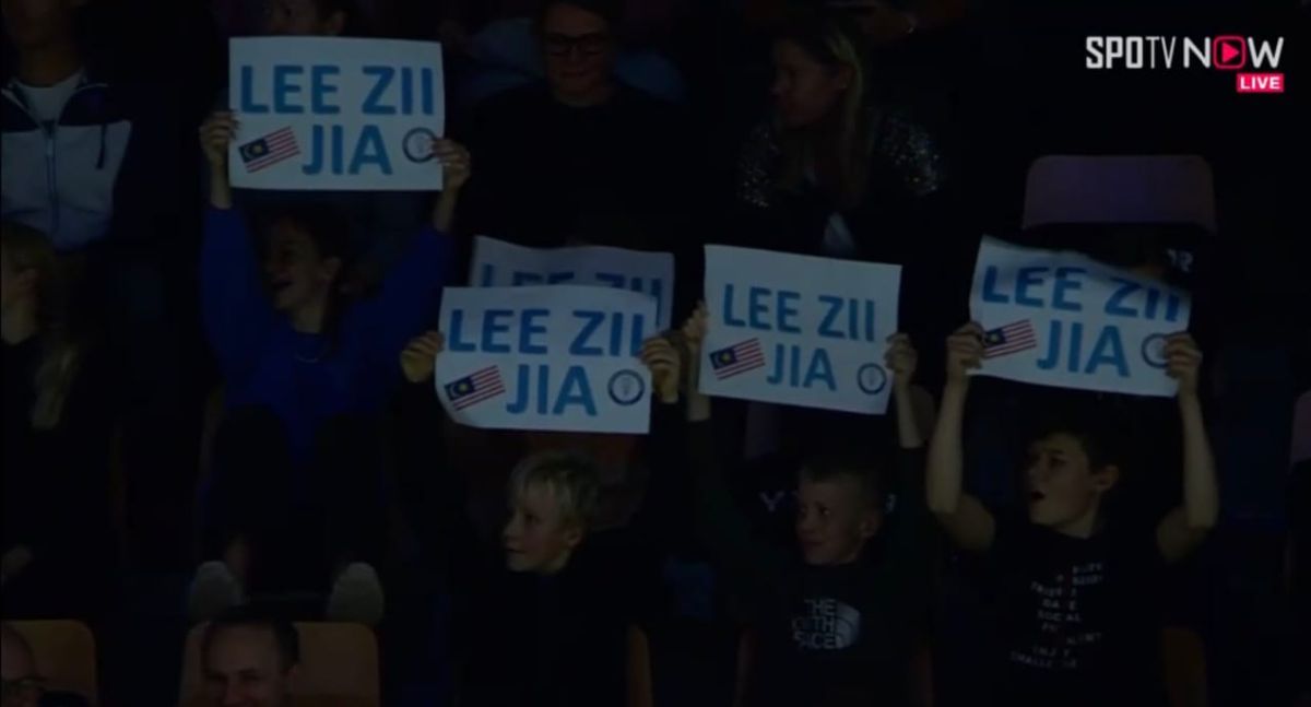 ANTARA penonton yang memberi sokongan kepada Zii Jia.